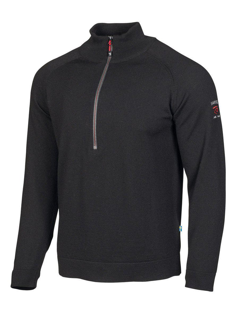 Svart tröja med halv dragkedja framtill och hög krage. Långärmad modell i mjuk, stickad kvalitet med diskreta sömmar.